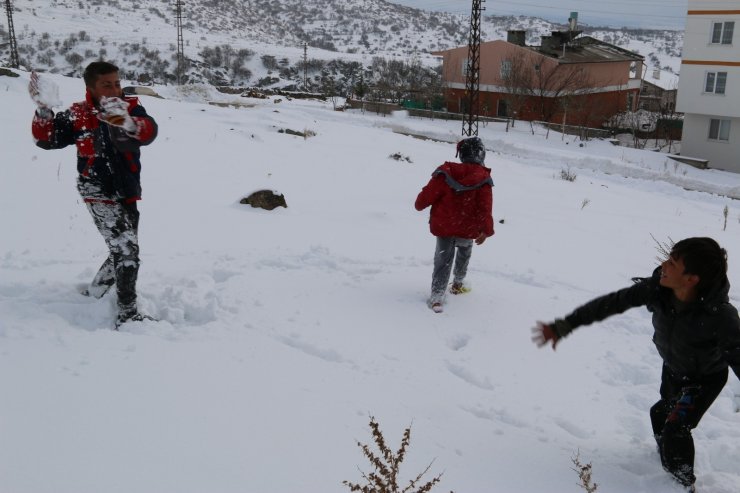 Aksaray’da Nisan ayında yağan kar çocukları sevindirdi