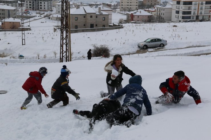 Aksaray’da Nisan ayında yağan kar çocukları sevindirdi