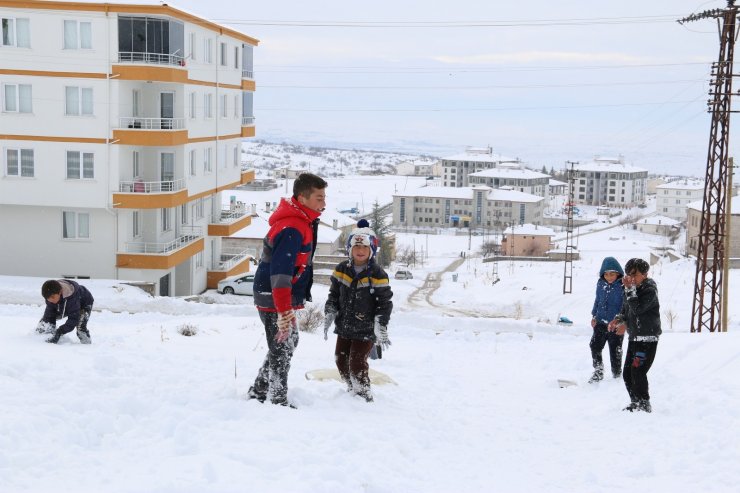 Aksaray’da Nisan ayında yağan kar çocukları sevindirdi