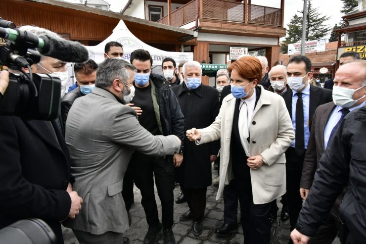 İYİ Parti lideri Akşener yangında zarar gören Kasaplar Çarşısı esnafını ziyaret etti