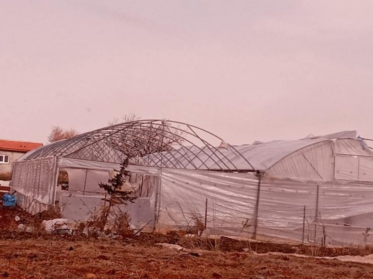 Konya’da şiddetli rüzgar evlerin çatısını uçurdu, çilek seralarına zarar verdi