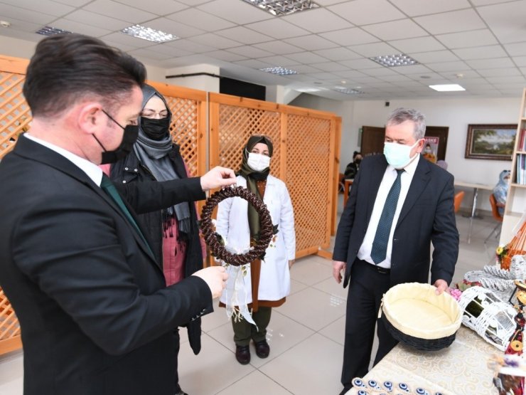 Pursaklar’da atık gazeteler sanata dönüşüyor