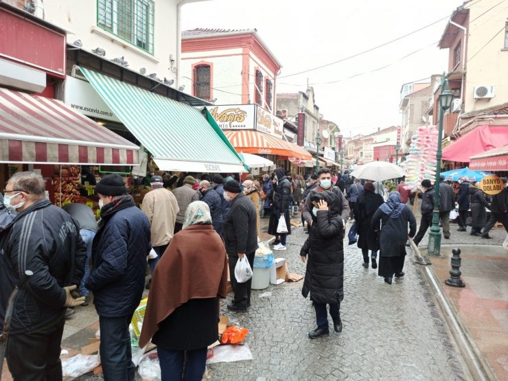 Ramazan alışverişi dükkân önlerinde uzun kuyruklar oluşturdu