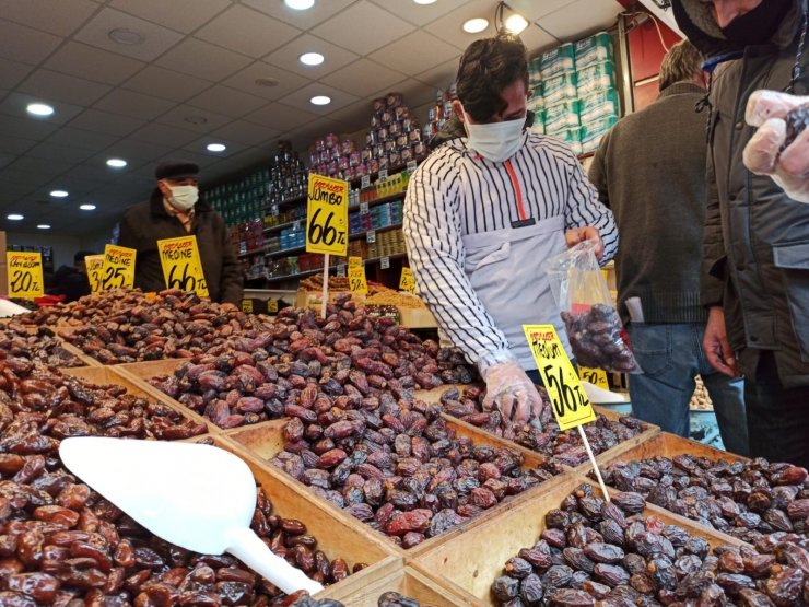 Ramazan alışverişi dükkân önlerinde uzun kuyruklar oluşturdu