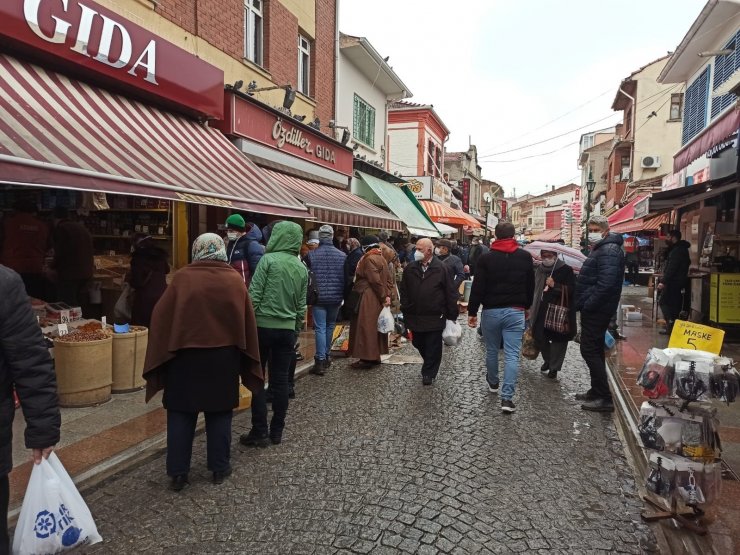 Ramazan alışverişi dükkân önlerinde uzun kuyruklar oluşturdu