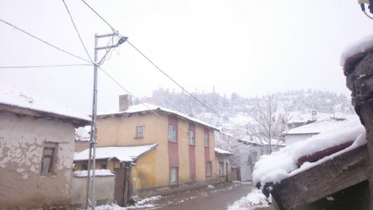 Seyitgazi’de Nisan ayında kar sürprizi