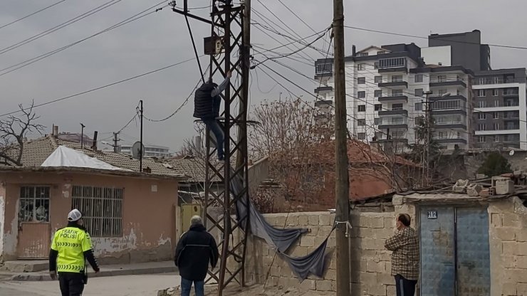 Çocuğunu göremediği iddiasıyla altıncı kez köprüden atlamaya çalıştı