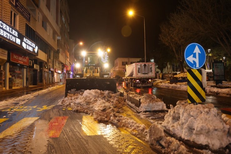 Belediye ekiplerinden gece kar temizliği