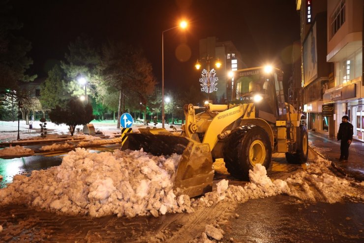 Belediye ekiplerinden gece kar temizliği