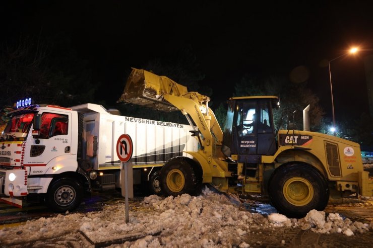 Belediye ekiplerinden gece kar temizliği