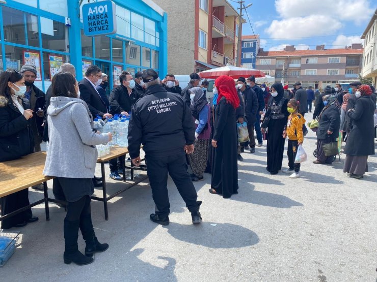 Beylikova’da vatandaşlara ücretsiz dezenfektan dağıtıldı