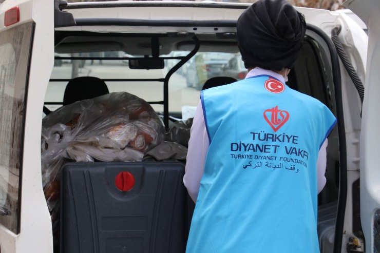 Türkiye Diyanet Vakfı ihtiyaç sahibi ailelere iftarlık dağıttı