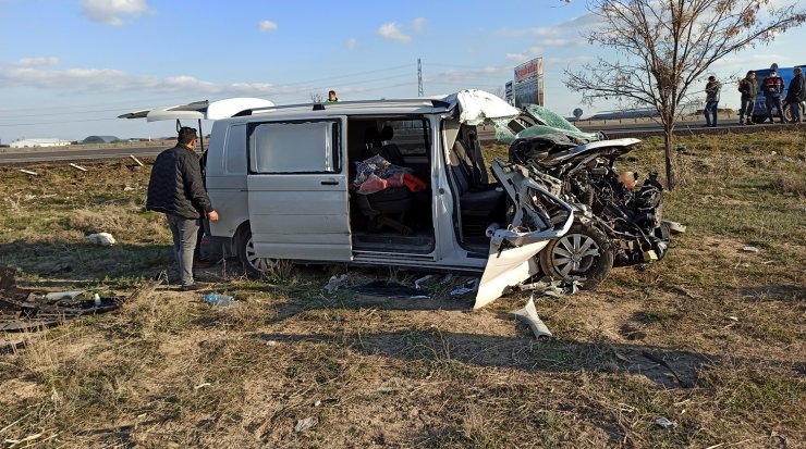 Bariyerlere çarpan kamyonet tarlaya düştü: 2 yaralı