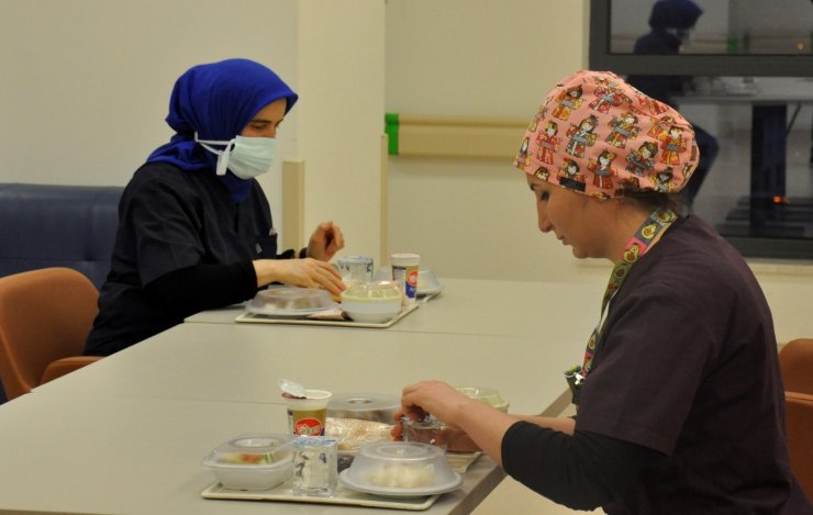 Covid-19 servisinde hemşirelerin ilk iftarı