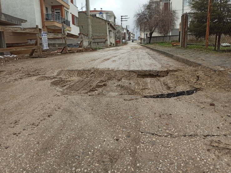 Yolun ortasındaki derin çukur sürücülere zor anlar yaşattı