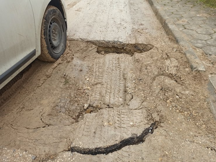 Yolun ortasındaki derin çukur sürücülere zor anlar yaşattı