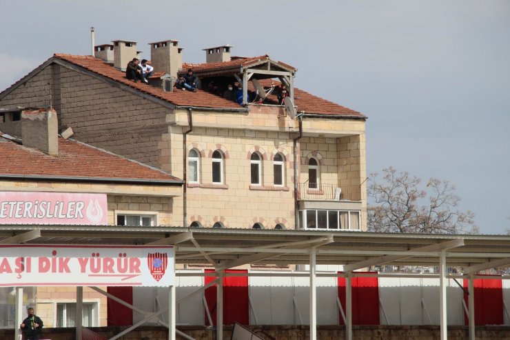 Futbol tutkusu çatıya çıkarttı