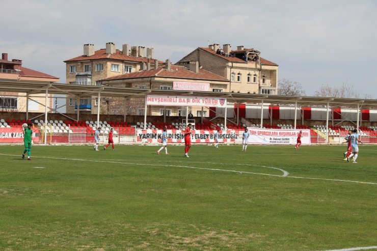 Futbol tutkusu çatıya çıkarttı