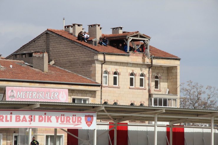 Futbol tutkusu çatıya çıkarttı