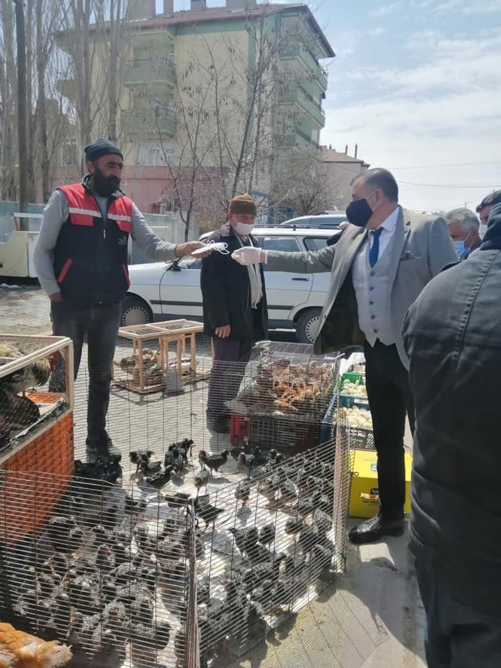 Tomarza’da pazar esnafına maske dağıtıldı