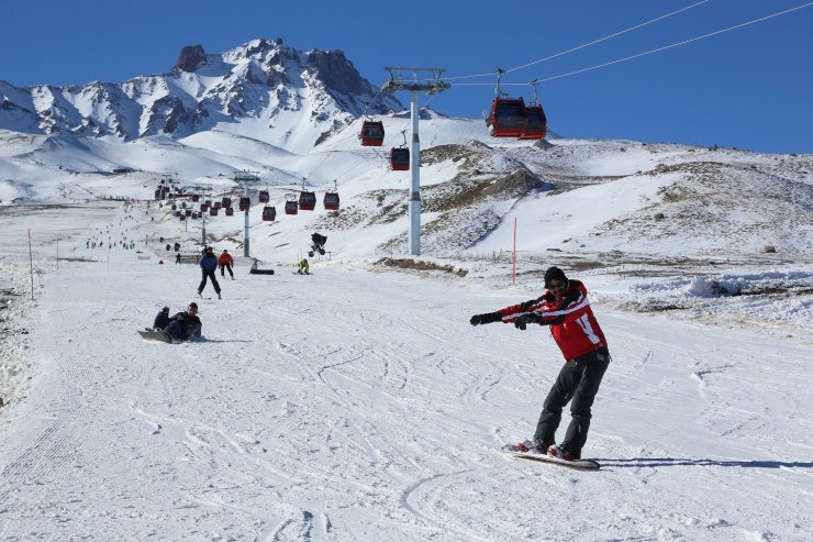 Türkiye’nin pist lideri Erciyes’te kayak keyfi sürüyor