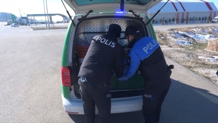 Aksaray’da hayvan koruma polisleri sokak hayvanlarının tüm ihtiyaçları karşılıyor