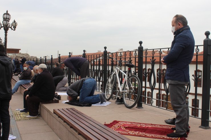 Hacı Bayram Veli Camii’nde Ramazan’ın ilk cuma namazı kılındı