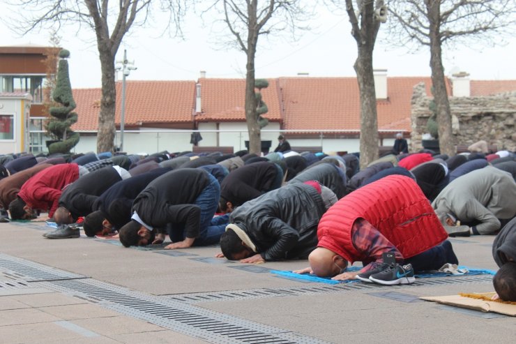 Hacı Bayram Veli Camii’nde Ramazan’ın ilk cuma namazı kılındı