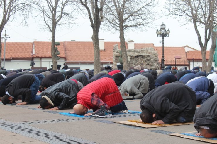 Hacı Bayram Veli Camii’nde Ramazan’ın ilk cuma namazı kılındı