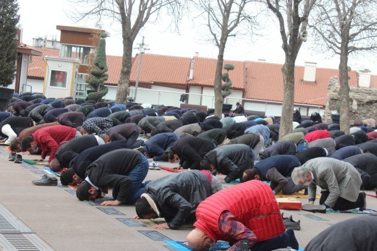 Hacı Bayram Veli Camii’nde Ramazan’ın ilk cuma namazı kılındı