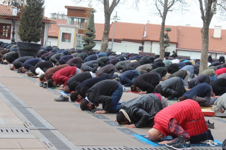 Hacı Bayram Veli Camii’nde Ramazan’ın ilk cuma namazı kılındı