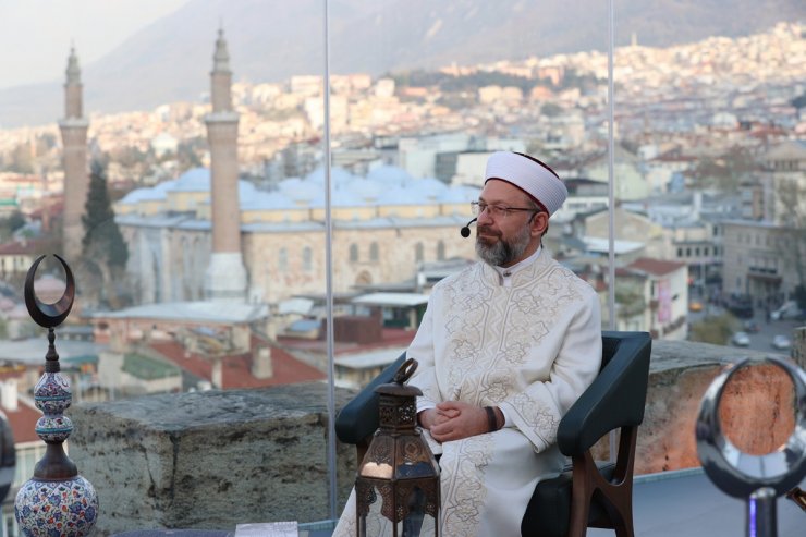 Erbaş: "Sosyal medyada bir yalanı binlerce kişinin beğeniyor olması, şifa aramamız gereken kötü bir hastalık"