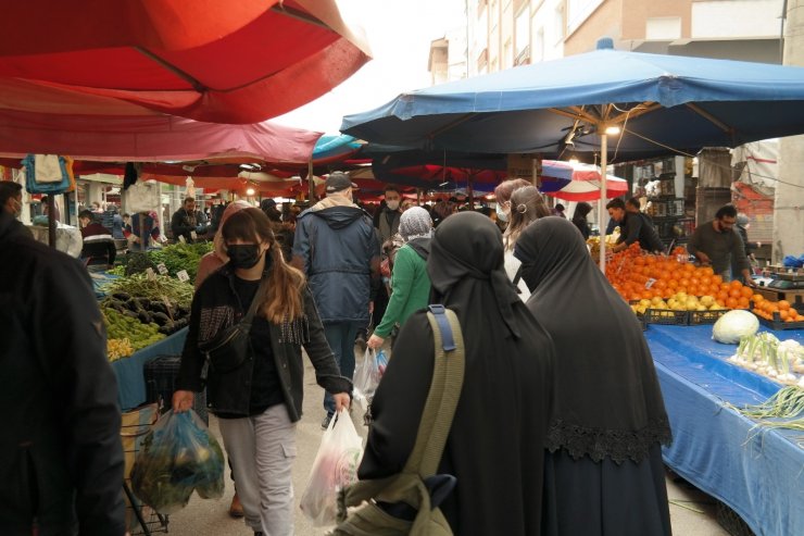 Haftanın son semt pazarında yoğunluk yaşandı