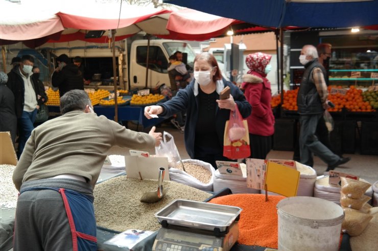 Haftanın son semt pazarında yoğunluk yaşandı