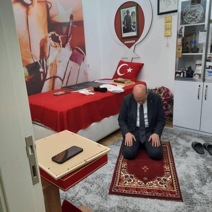 Bakan Soylu, ’Tabuta Sığmayan Şehid’in seccadesinde namaz kıldı