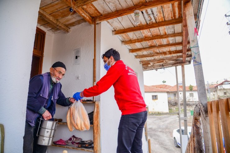 Kahramankazan’da ihtiyaç sahibi ve evinden çıkamayan vatandaşlara sıcak yemek dağıtımı