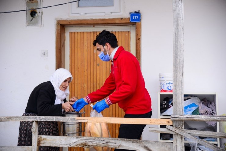 Kahramankazan’da ihtiyaç sahibi ve evinden çıkamayan vatandaşlara sıcak yemek dağıtımı