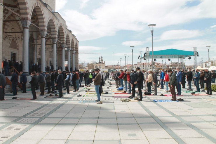 Konya’da Ramazan ayının ilk cuma namazı tedbirlerle kılındı