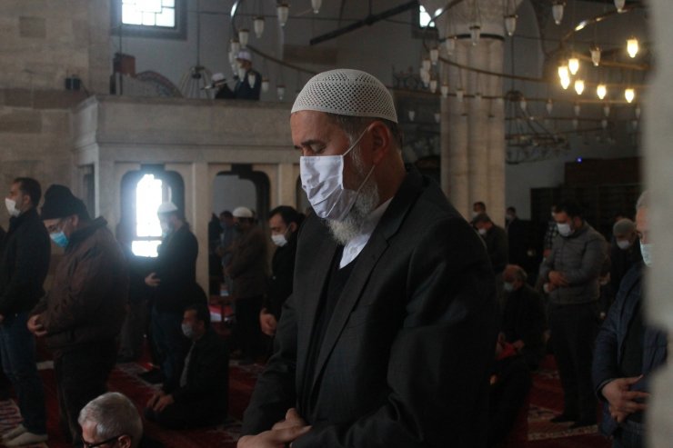 Konya’da Ramazan ayının ilk cuma namazı tedbirlerle kılındı