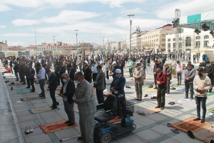 Konya’da Ramazan ayının ilk cuma namazı tedbirlerle kılındı