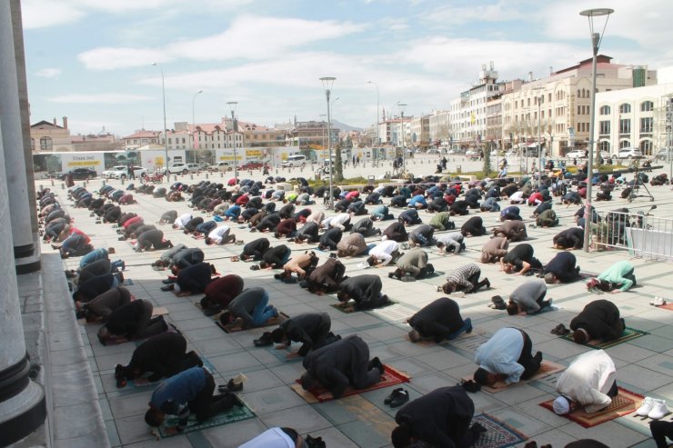 Konya’da Ramazan ayının ilk cuma namazı tedbirlerle kılındı