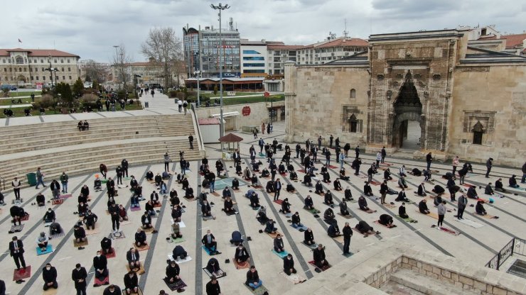 Ramazan’ın ilk cuma namazında camilerde güzel görüntüler oluştu