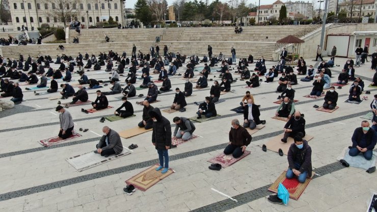 Ramazan’ın ilk cuma namazında camilerde güzel görüntüler oluştu