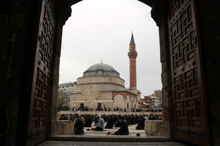 Ramazan’ın ilk cuma namazında camilerde güzel görüntüler oluştu