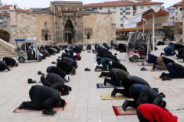 Ramazan’ın ilk cuma namazında camilerde güzel görüntüler oluştu