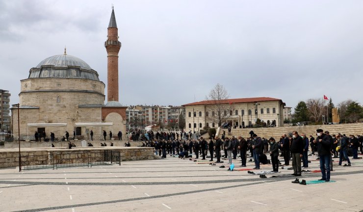 Ramazan’ın ilk cuma namazında camilerde güzel görüntüler oluştu