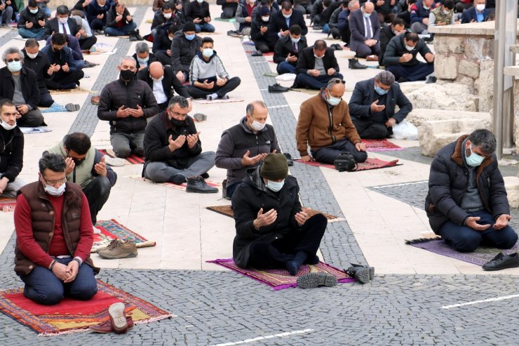 Ramazan’ın ilk cuma namazında camilerde güzel görüntüler oluştu