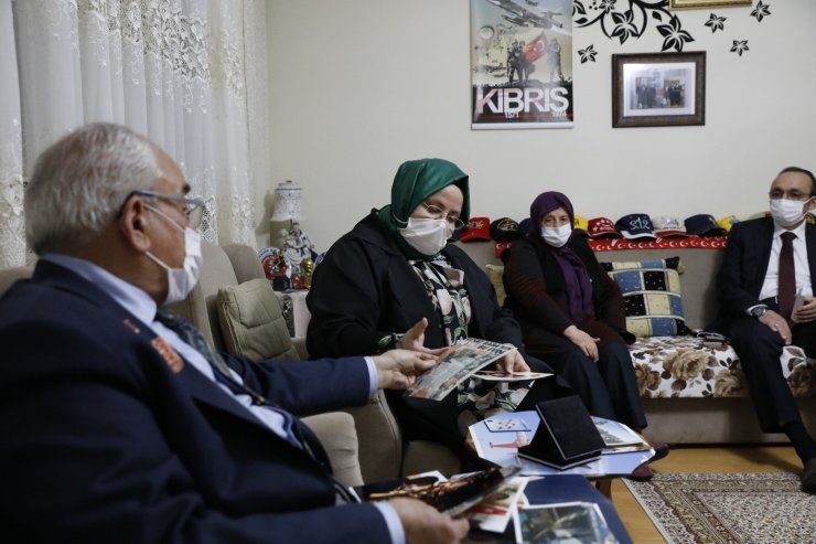 Bakan Selçuk, iftarda “Reşat Baba” olarak tanınan Kıbrıs Gazisi’nin evine konuk oldu