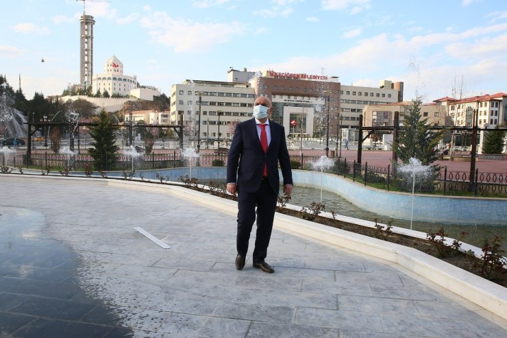 Havalar ısındı, Türk Dünyası Su ve Gül Meydanı canlandı