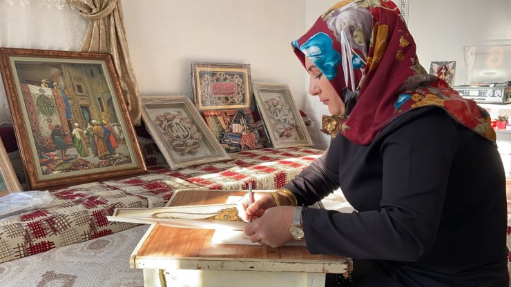 Rölyefe merak sardı, evinin odasını atölyeye çevirdi